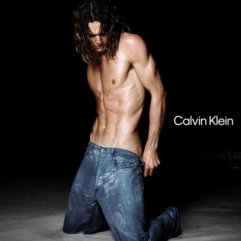 » Calvin Klein Summer 2025 Delivers Denim After Dark Calvin Klein Summer 2025 Campaign 006