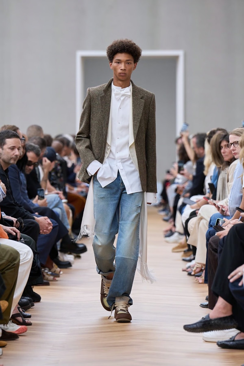 » With Dior Spring 2026, Anderson Gives Old Codes New Weight Dior Spring Summer 2026 004