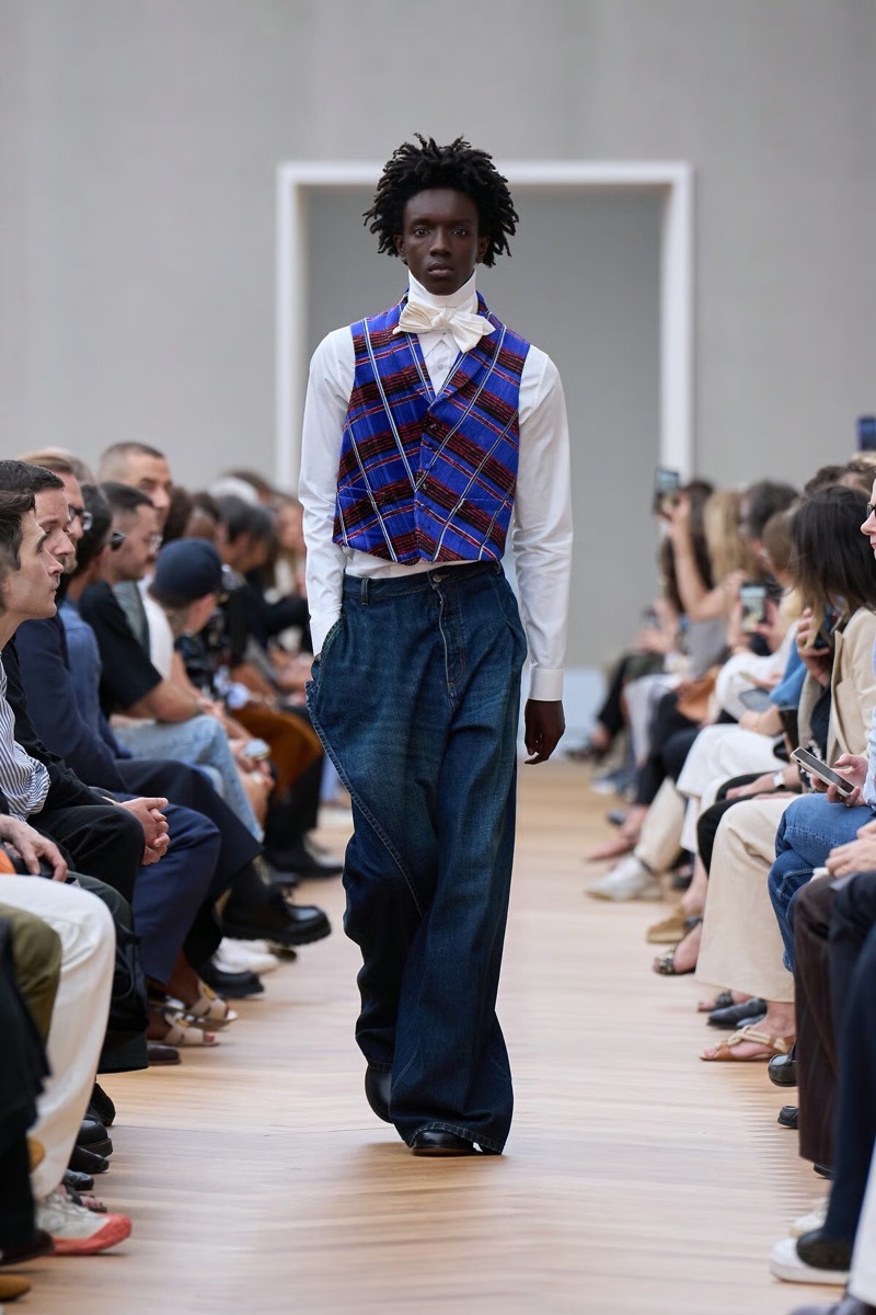 » With Dior Spring 2026, Anderson Gives Old Codes New Weight Dior Spring Summer 2026 020