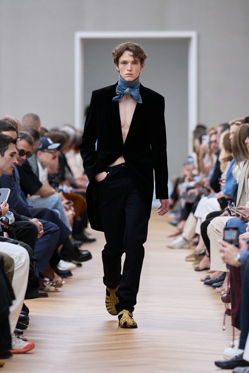 » With Dior Spring 2026, Anderson Gives Old Codes New Weight Dior Spring Summer 2026 022