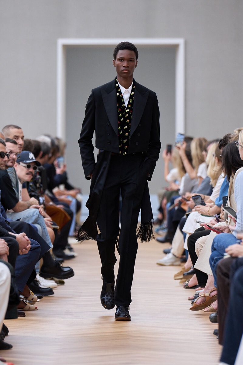 » With Dior Spring 2026, Anderson Gives Old Codes New Weight Dior Spring Summer 2026 030