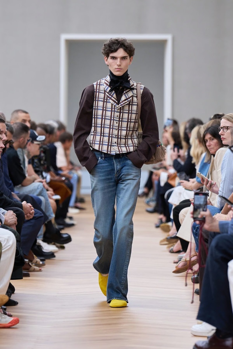 » With Dior Spring 2026, Anderson Gives Old Codes New Weight Dior Spring Summer 2026 032