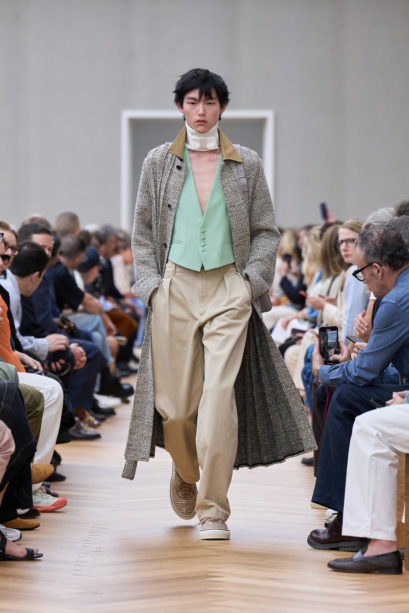 » With Dior Spring 2026, Anderson Gives Old Codes New Weight Dior Spring Summer 2026 037