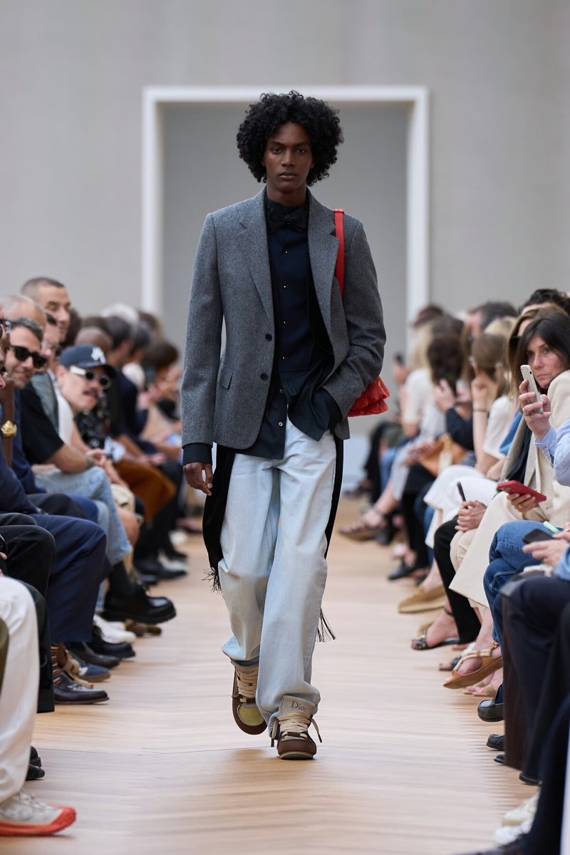 » With Dior Spring 2026, Anderson Gives Old Codes New Weight Dior Spring Summer 2026 047