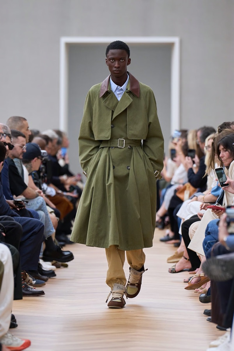» With Dior Spring 2026, Anderson Gives Old Codes New Weight Dior Spring Summer 2026 050