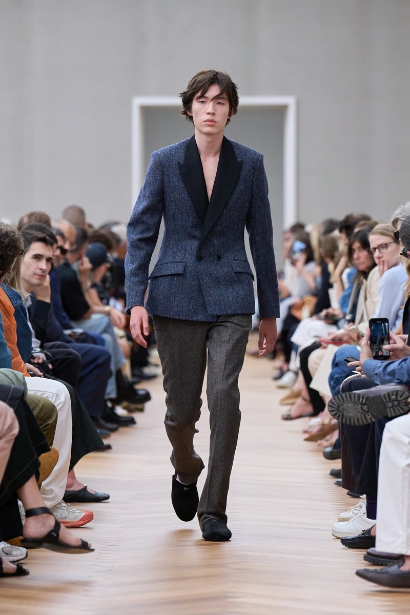 » With Dior Spring 2026, Anderson Gives Old Codes New Weight Dior Spring Summer 2026 052