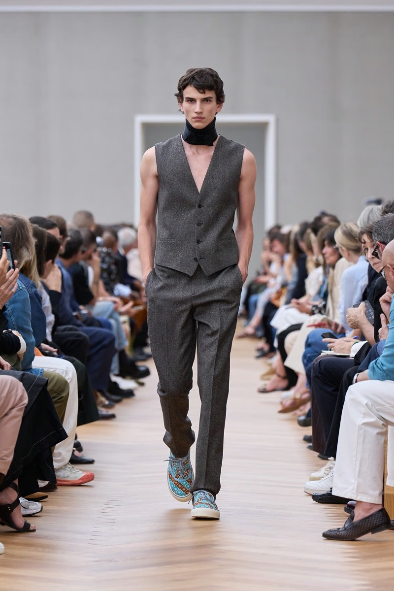 » With Dior Spring 2026, Anderson Gives Old Codes New Weight Dior Spring Summer 2026 056