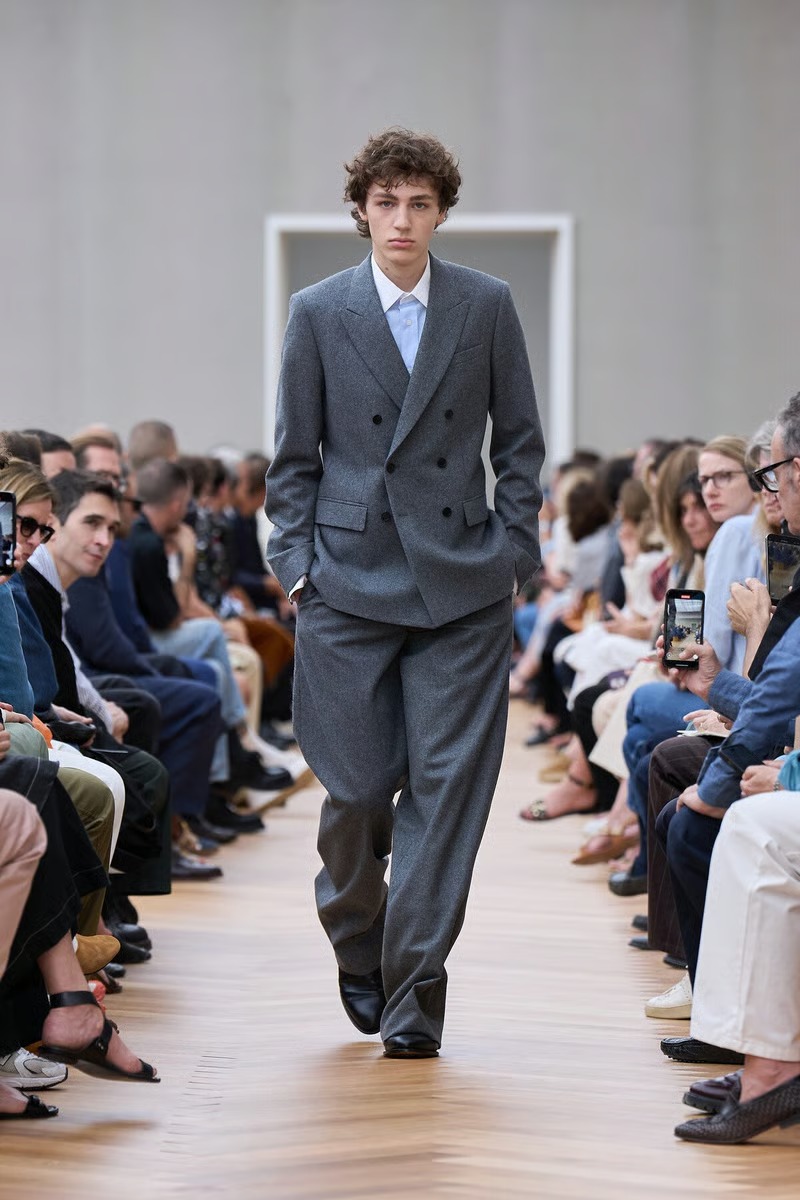 » With Dior Spring 2026, Anderson Gives Old Codes New Weight Dior Spring Summer 2026 067