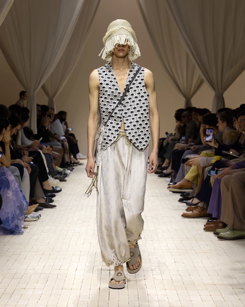 » Emporio Armani Spring 2026 Dresses the Modern Nomad Emporio Armani Spring Summer 2026 046