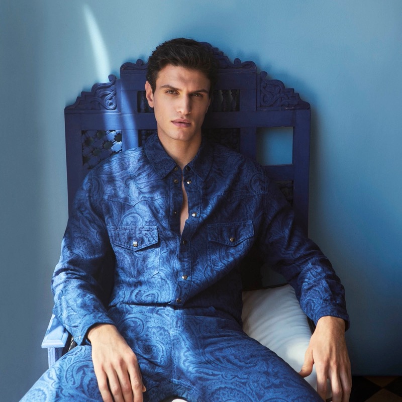 Gianluca Alessi fronts Etro's summer 2025 collection. » Etro Pairs Artful Prints with Leisure for Summer 2025 Gianluca Alessi fronts Etro's summer 2025 collection.