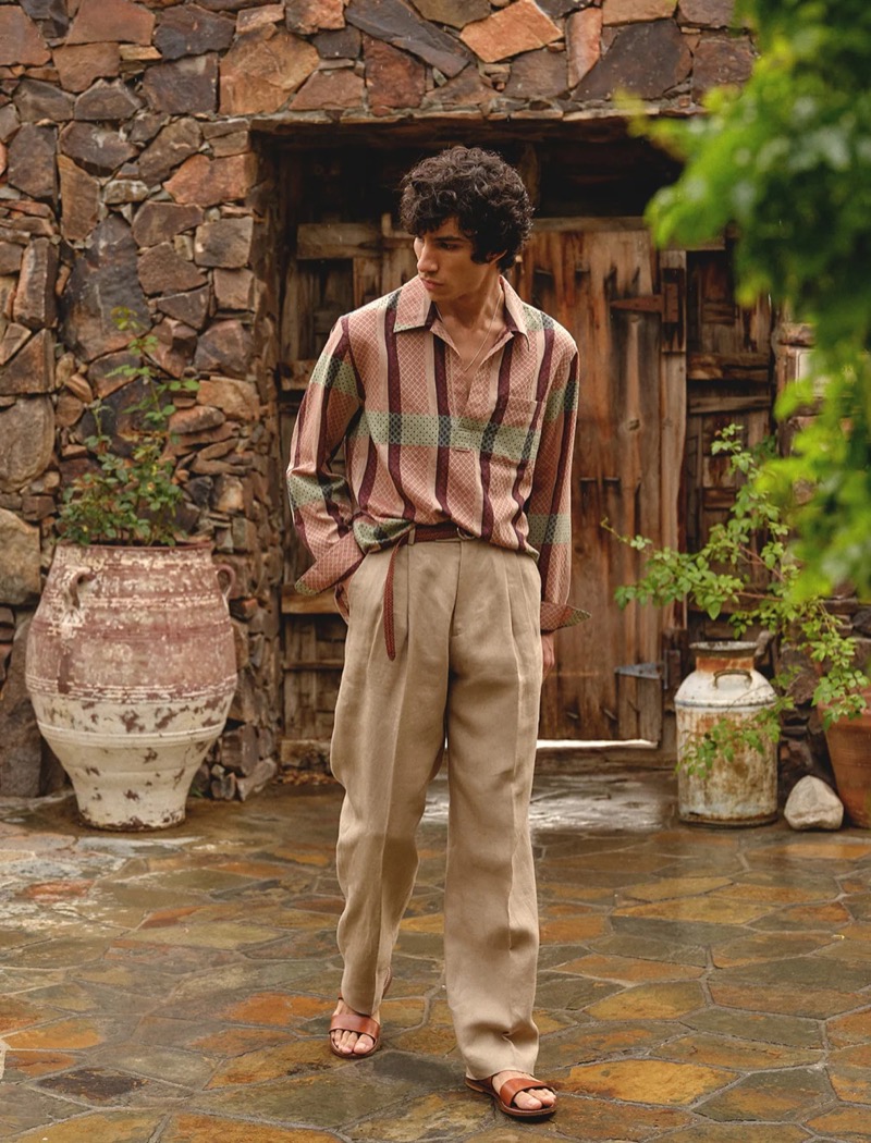 Todd Snyder mixes muted stripes and pleats with a popover shirt and Italian cotton crepe trousers. » Todd Snyder’s Villa America Draws from the French Riviera Todd Snyder mixes muted stripes and pleats with a popover shirt and Italian cotton crepe trousers.