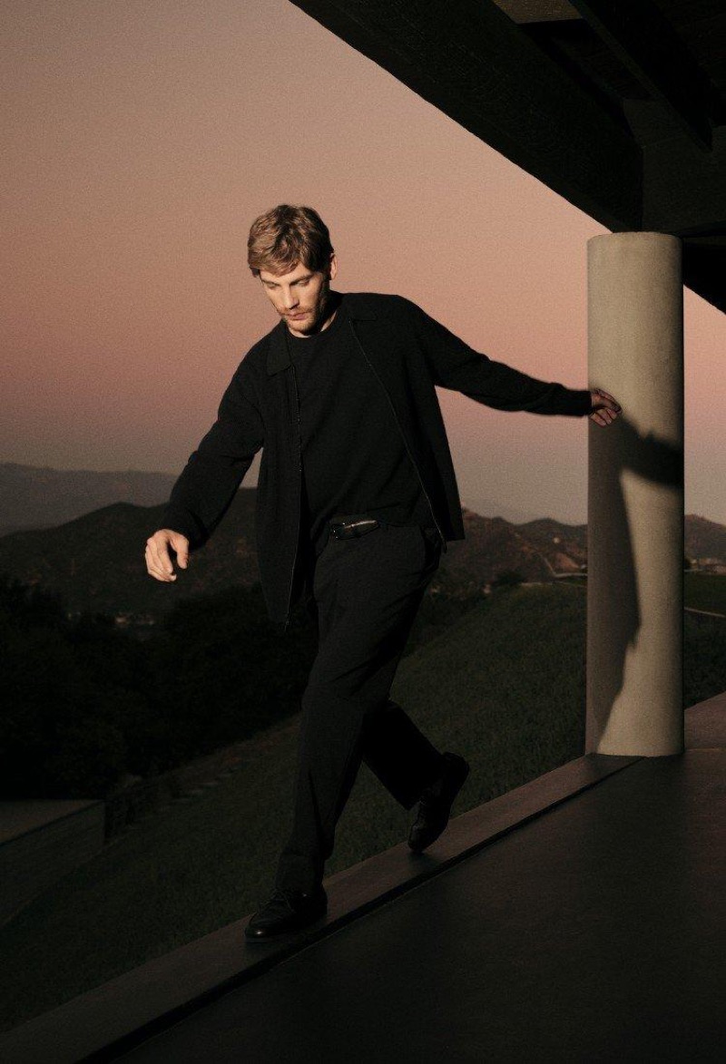 Baptiste Radufe wears a black outfit from Vince's pre-fall 2025 collection. » Vince Pre-Fall 2025 Shapes Up at the Lautner Harpel House Baptiste Radufe wears a black outfit from Vince's pre-fall 2025 collection.