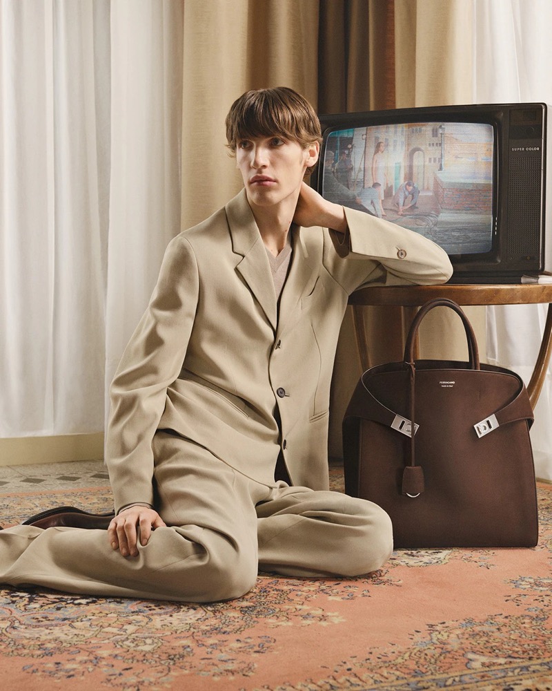 Nino Gherzi models a look from Ferragamo's pre-fall 2025 collection. » Ferragamo Pre-Fall 2025 Leans into Luxe Ease Nino Gherzi models a look from Ferragamo's pre-fall 2025 collection.