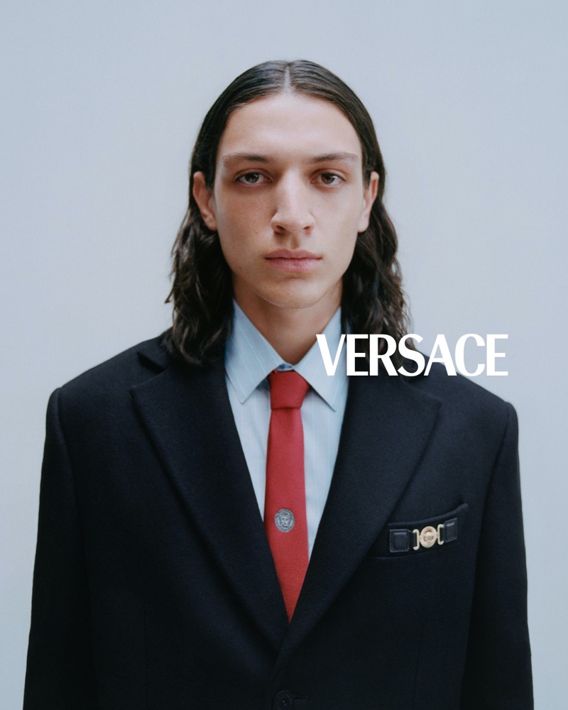 Marco Belloni wears fall 2025 tailoring by Versace. » Versace Fall 2025 Reasserts Its Codes Through Restraint Marco Belloni wears fall 2025 tailoring by Versace.