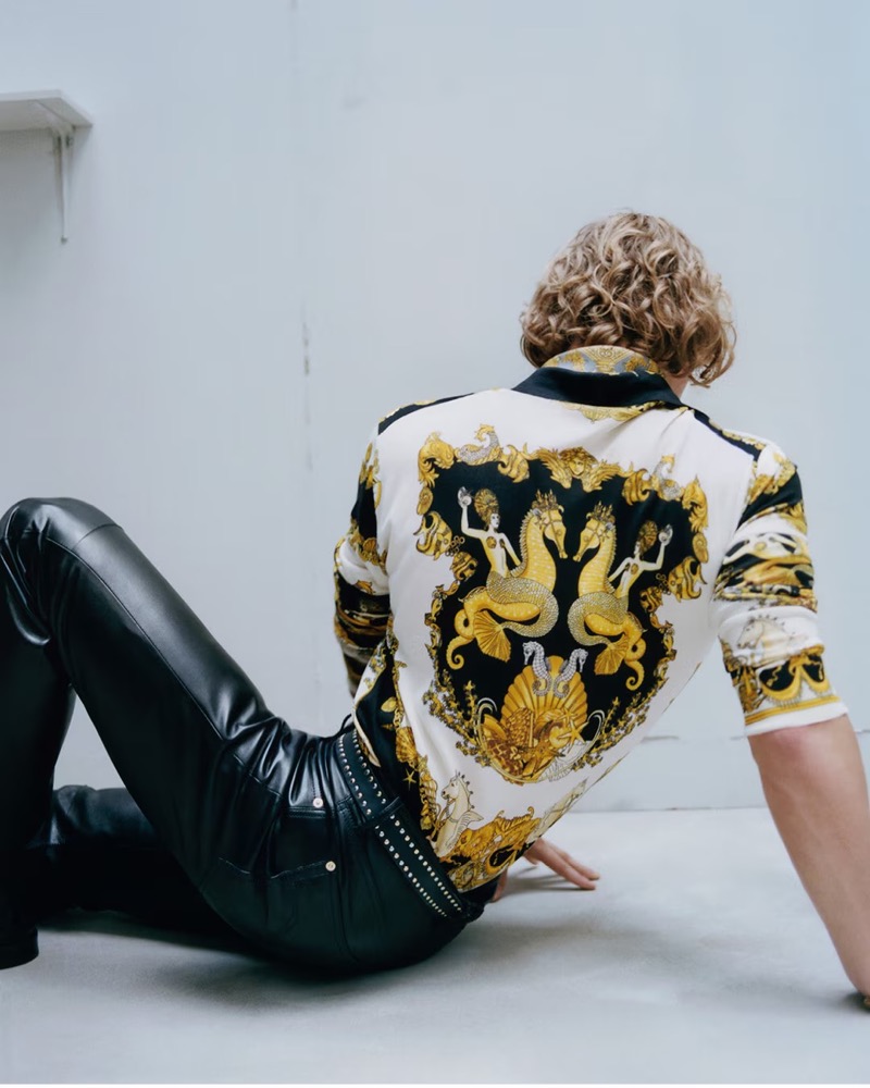 Versace brings its house codes to the season with silk shirting. » Versace Fall 2025 Reasserts Its Codes Through Restraint Versace brings its house codes to the season with silk shirting.
