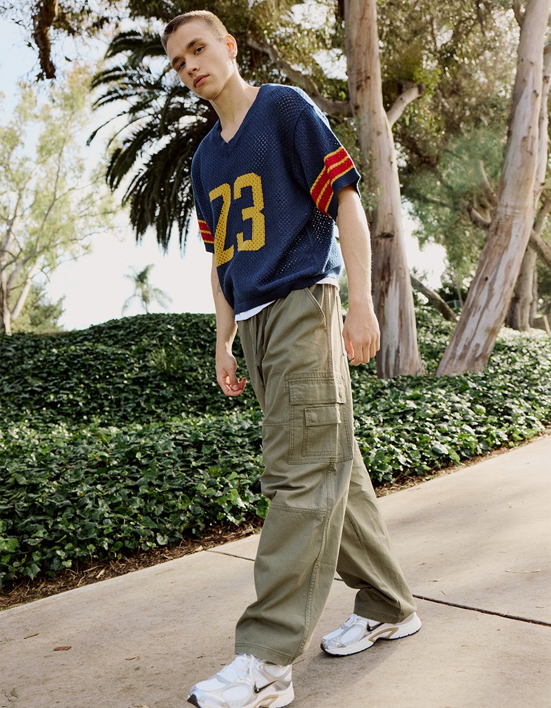 Y2K outfit men mesh football jersey cargo pants dad sneakers » 7 Men’s Y2K Outfits That Pass the 2025 Fit Check, No Notes Y2K outfit men mesh football jersey cargo pants dad sneakers