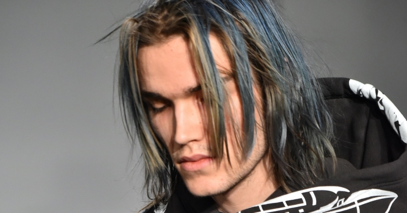 Grunge hairstyle dyed blue hair men featured