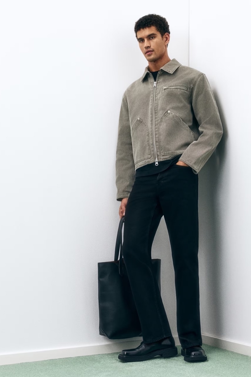Bodhi Heeck wears H&M's relaxed straight jeans.