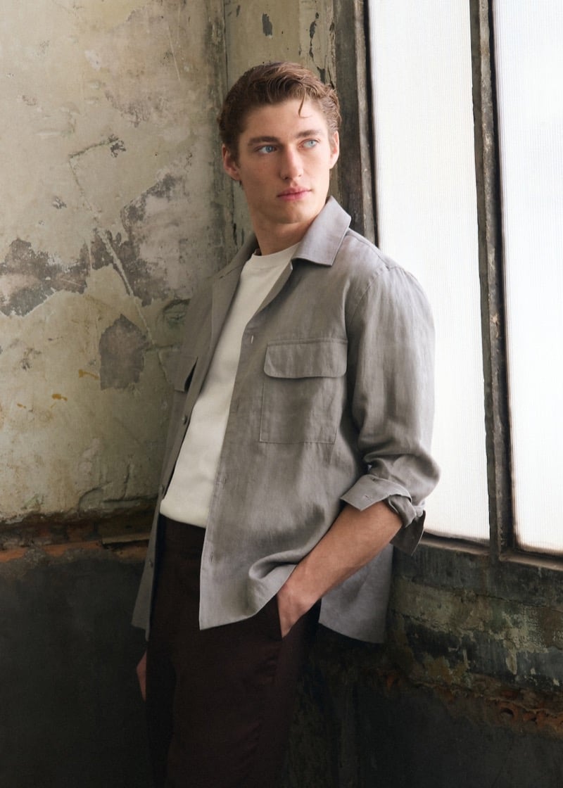 Valentin wears a gray linen overshirt with a T-shirt and trousers