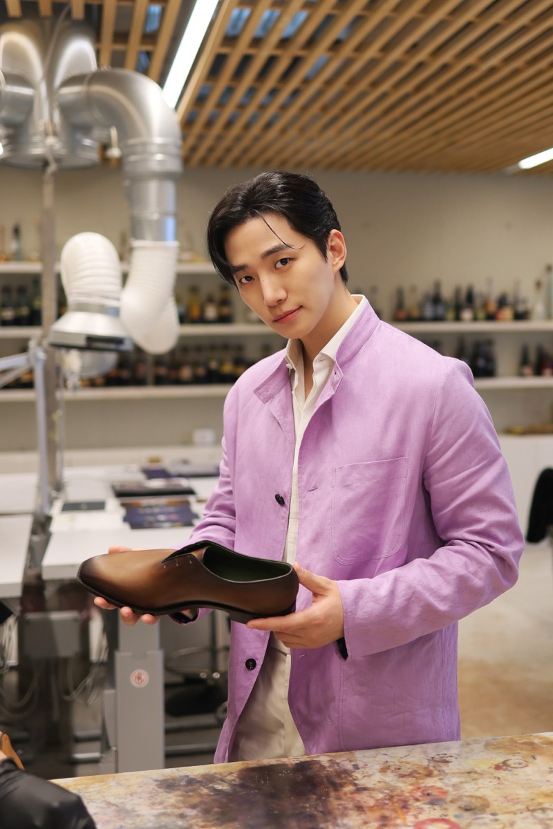 Jun-ho holds the Berluti Alessandro Oxford inside the workshop