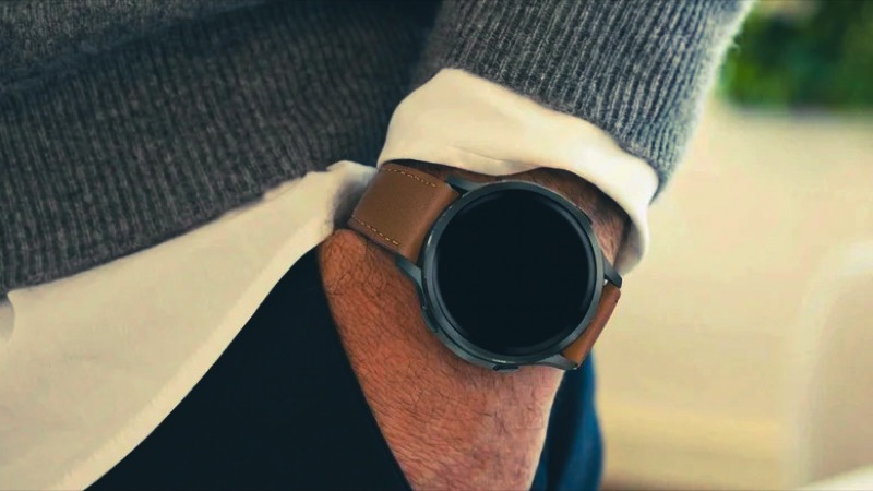Smartwatch with leather strap