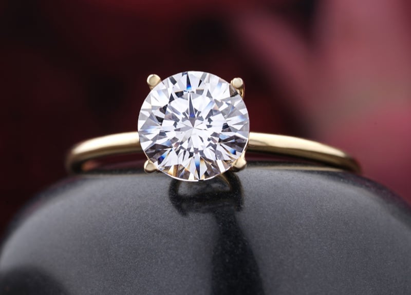 Round brilliant engagement ring