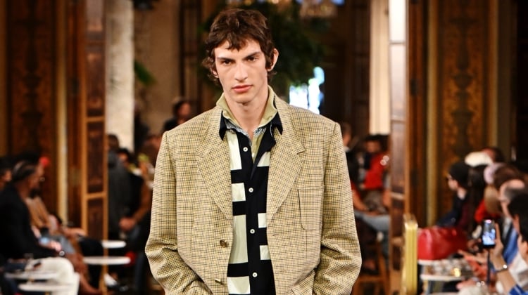 Tommy Hilfiger Gives Prep a Roguish Turn for Spring