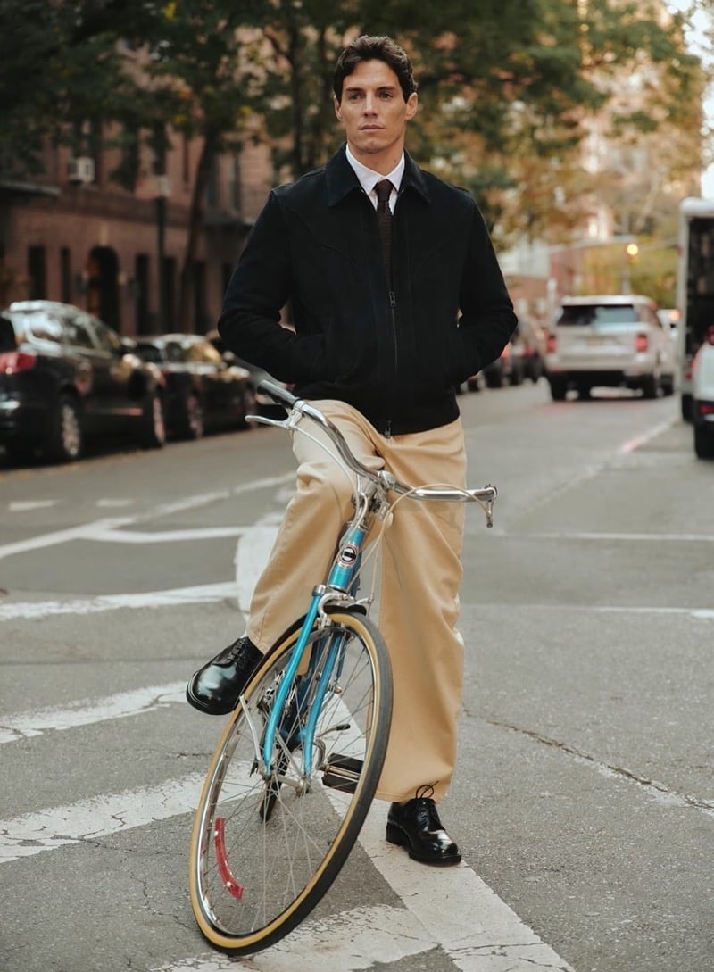 Marcos Fecchino wears roomy chinos with a shirt and tie in Banana Republic’s 2026 workwear edit.