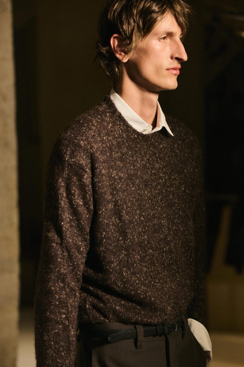 Massimo Dutti Limited Edition fall-winter 2026: Close-up of a model wearing a textured brown sweater over a white collared shirt.